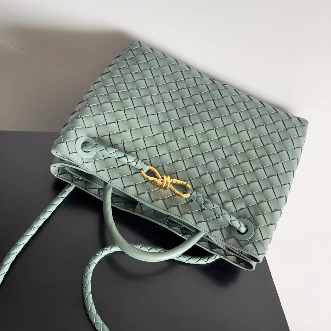 The 2023 new Andiamo batch of 2260 BV has been shipped‼ ️Really popular🔥The new Andiamo woven handbag launched by Bottega Veneta this season is really popular all over the world! ! Celebrities at home and abroad have worn it, and Oscar-winning actress Michelle Yeoh has taken it out on the street. Song Jia, Trai Yara, Yu Feihong, Sanji Ayaka, Rosie Hunting-Whiteley, Yoshioka Riho, etc. have all picked up this bag. It is classic and versatile, showing off its temperament, and the bag capacity is also large, which is very convenient for daily commuting! ! A variety of carrying methods, the shoulder straps can be adjusted by yourself, the original lambskin feels soft and delicate, and the unisex style breaks the gender boundaries and brings a more practical and long-lasting use experience. Andiamo, which has both elegant and casual styles, perfectly interprets the true appearance of "fashionable old money style". Style number: 743572 Size: 32*24*12